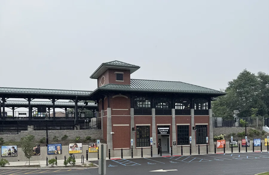 Lyndhurst Station (train-watching)